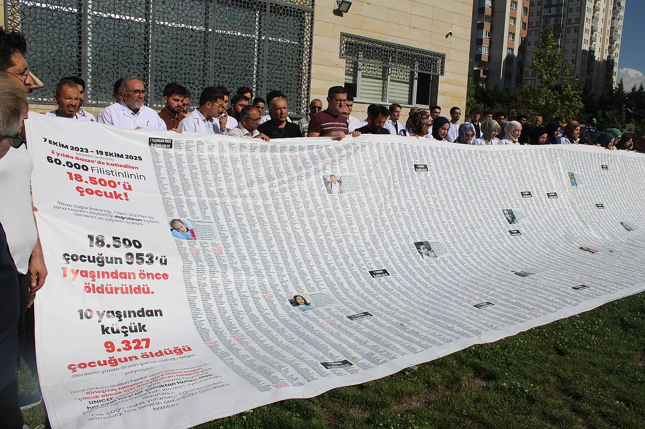 16 bin çocuğun ismi Kayseri'de açılan dev pankartta yaşatıldı