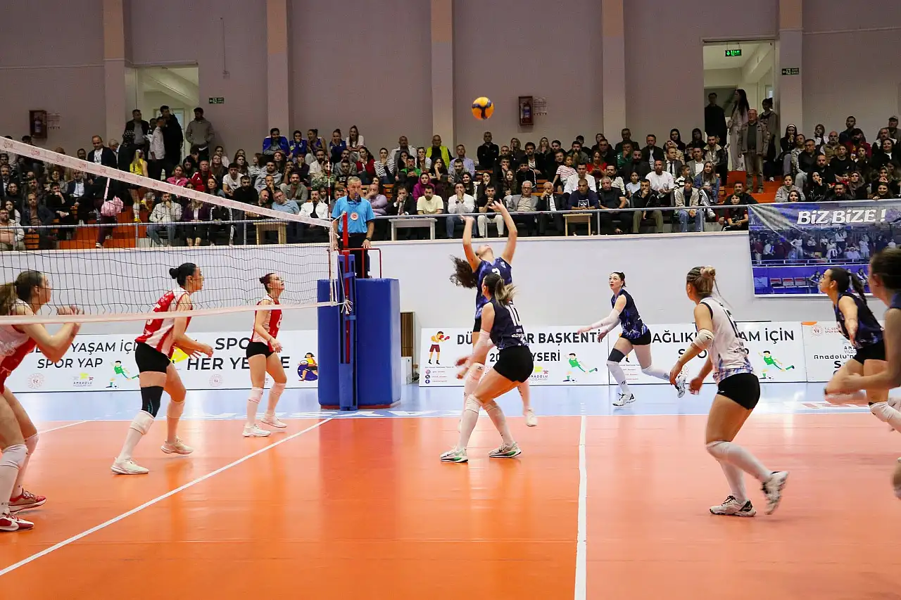 Kabakcı'dan sporculara ziyaret! Müsabakaları tribünden takip etti!