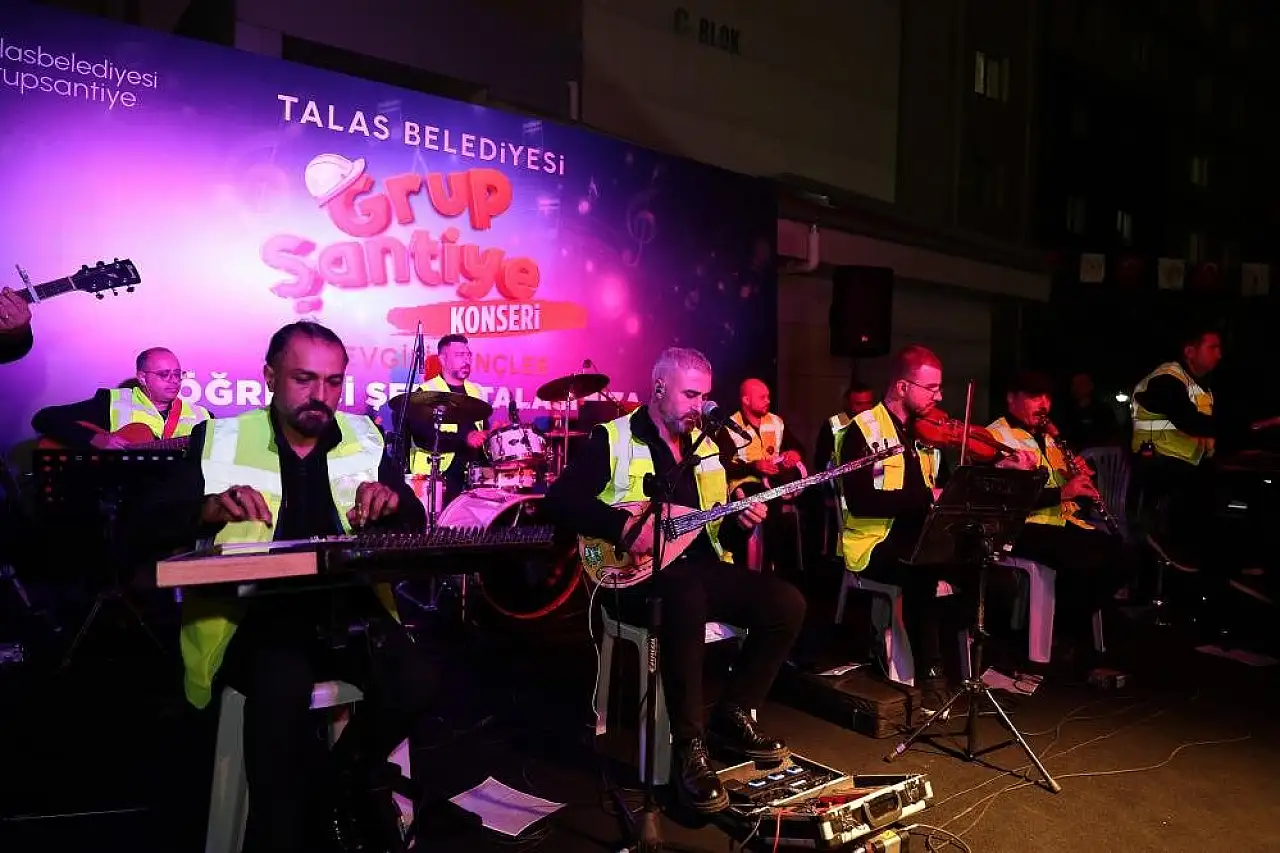 Kayseri'de üniversitelilere konser sürprizi: Grup Şantiye sahne aldı