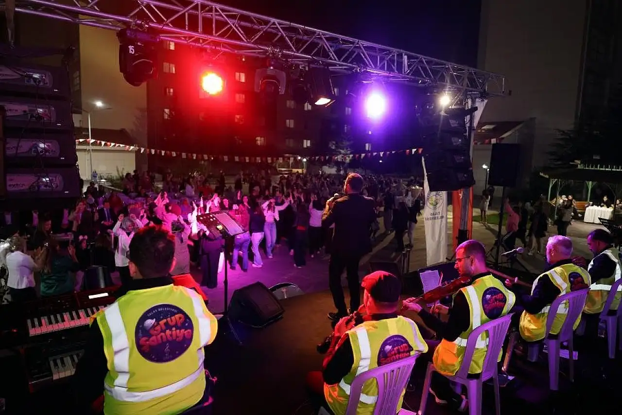 Kayseri'de üniversitelilere konser sürprizi: Grup Şantiye sahne aldı