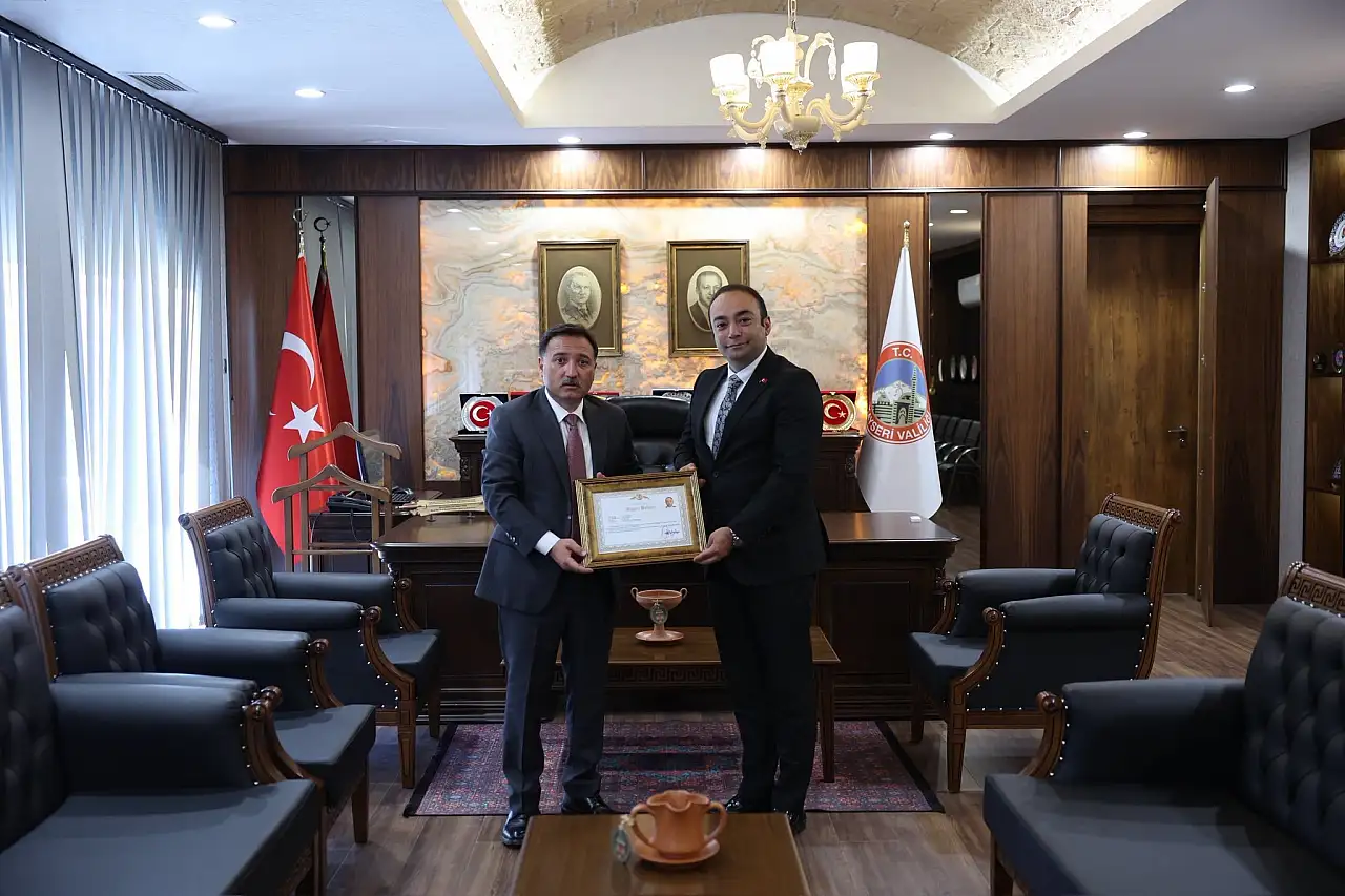 Kayseri'den yola çıktı Kars'a gidiyor! Valiye ziyaret