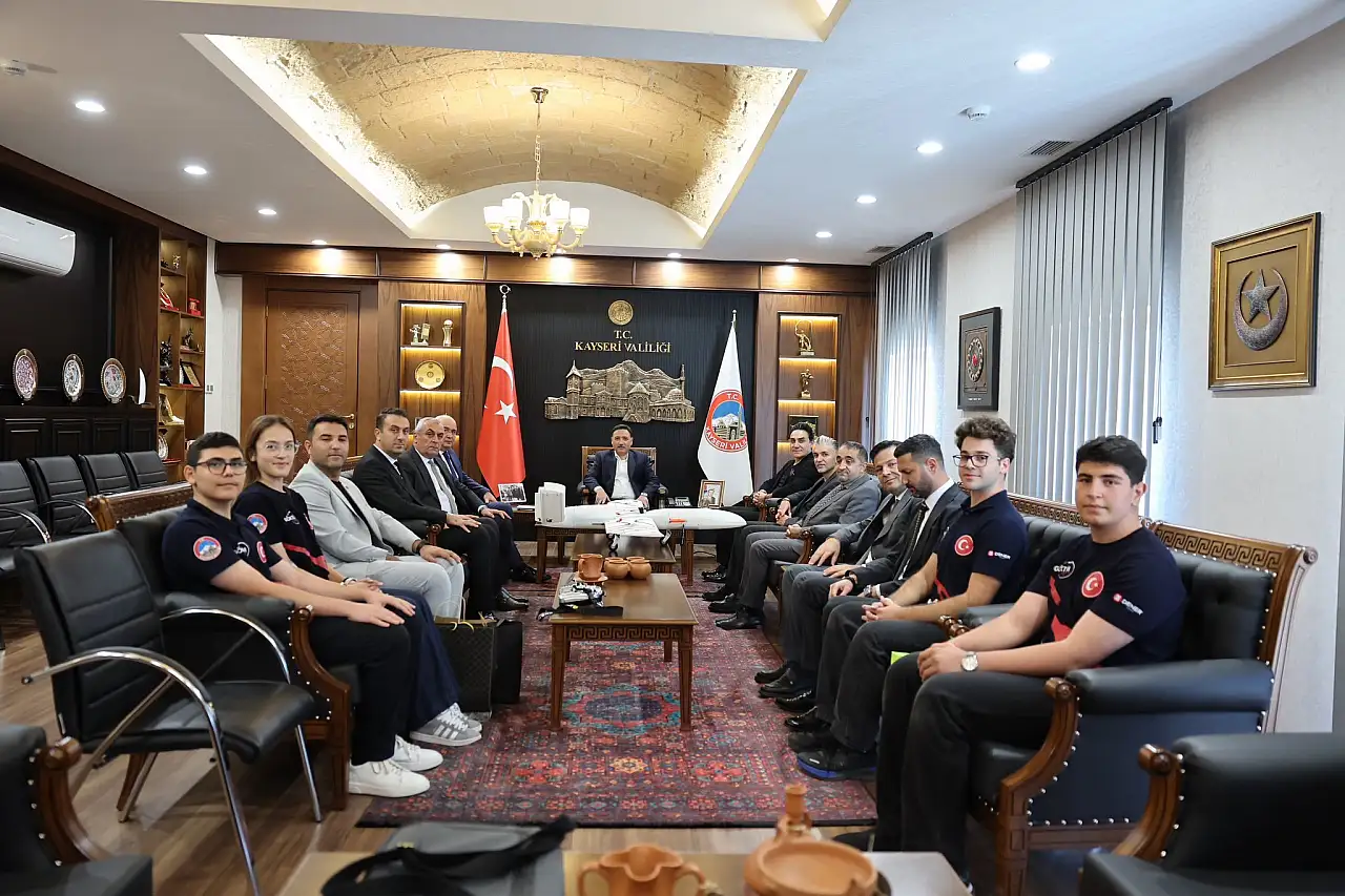 Vali Çiçek, Makamında GÖKTİM KartalAir Takımını kabul etti