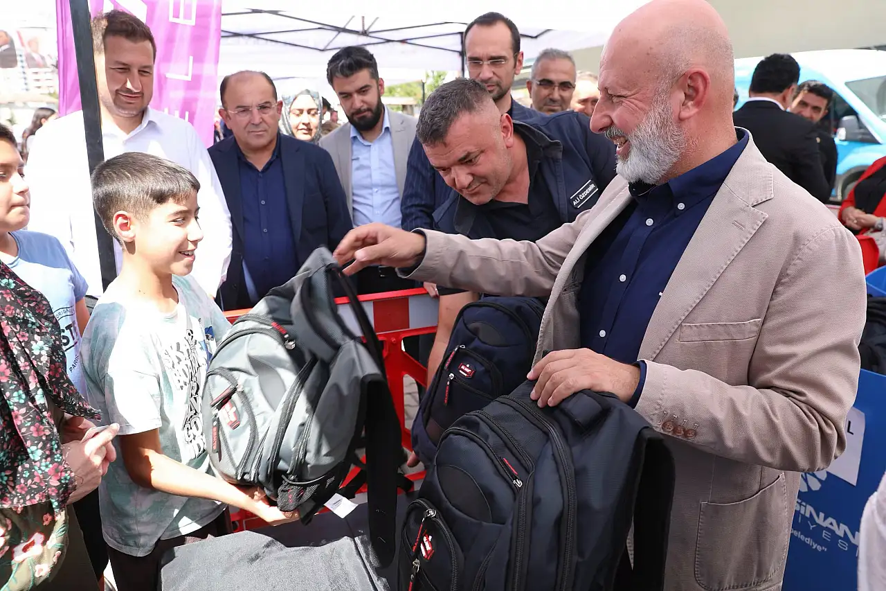 Kocasinan'da öğrencilerin yüzü kırtasiye desteğiyle güldü