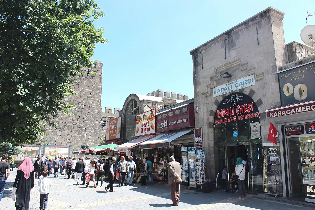 Kayseri'deki 800 yıllık çarşı, lüks AVM'lere karşı