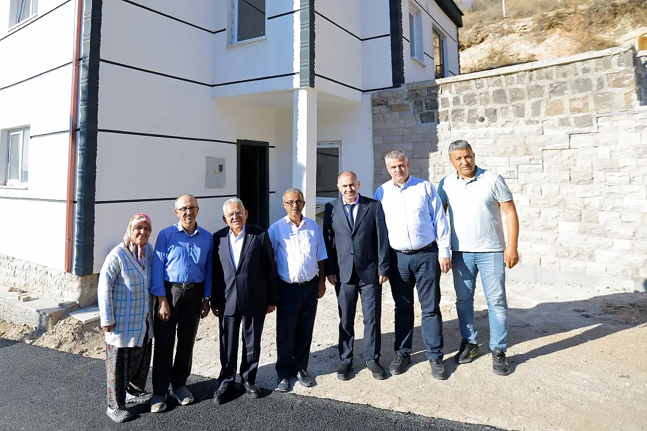 Başkan Büyükkılıç Develi'de açıkladı: Tombak Mahallesi'nin yolları yenilendi!