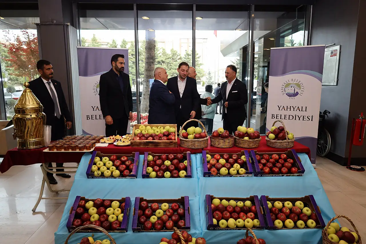 Yahyalı'nın meşhur elması Kayseri Meclisi'nde!