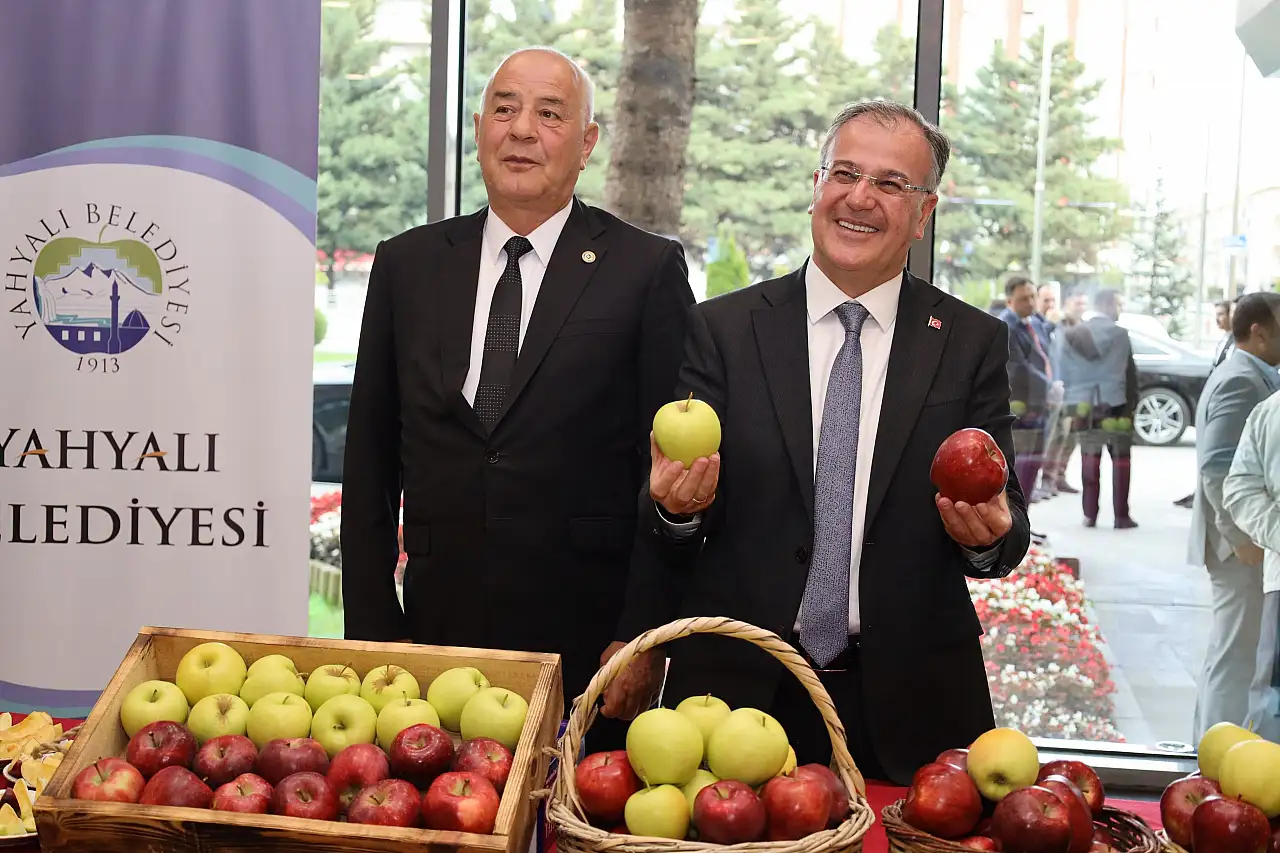 Yahyalı'nın meşhur elması Kayseri Meclisi'nde!