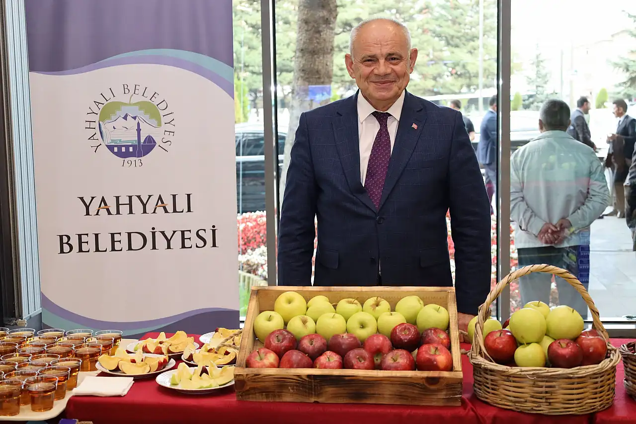 Yahyalı'nın meşhur elması Kayseri Meclisi'nde!
