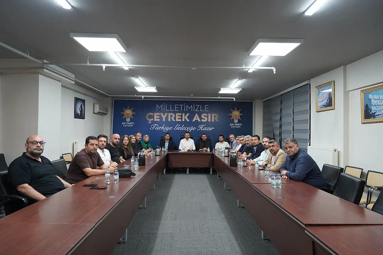 AK Parti Kayseri il başkanlığında herkes gidiyor, bir tek o gitmiyor?