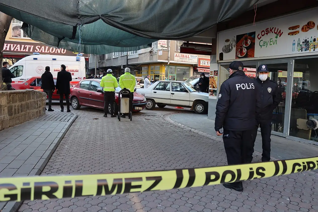 Kayseri'de üç kişiyi öldüren zanlı yurtdışına atla kaçmış!