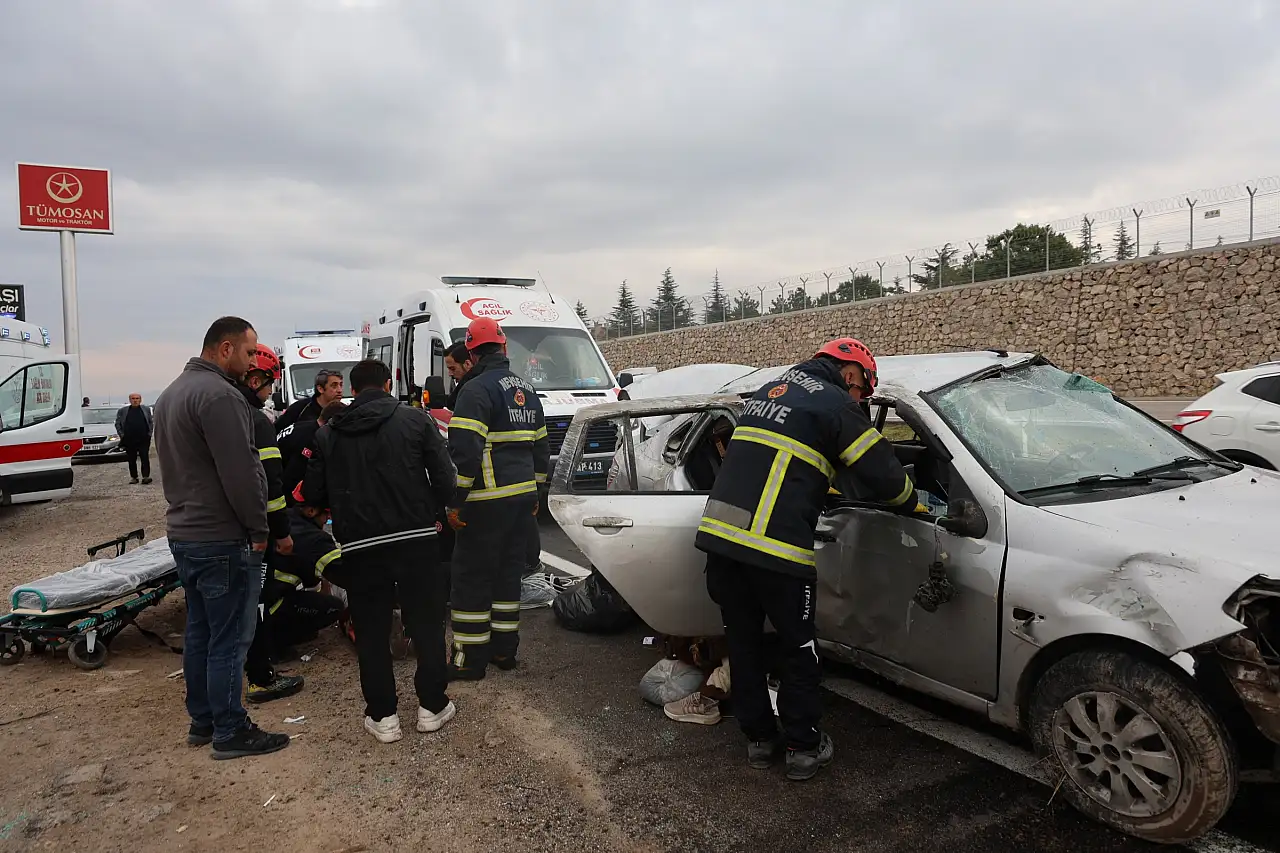 Aynı yönde giden iki otomobil çarpıştı! 7 kişi yaralandı
