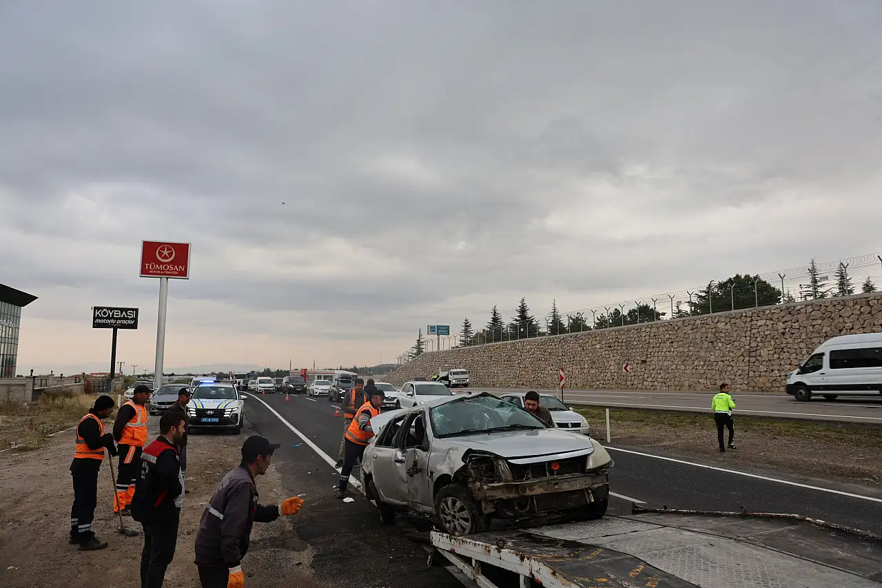 Aynı yönde giden iki otomobil çarpıştı! 7 kişi yaralandı