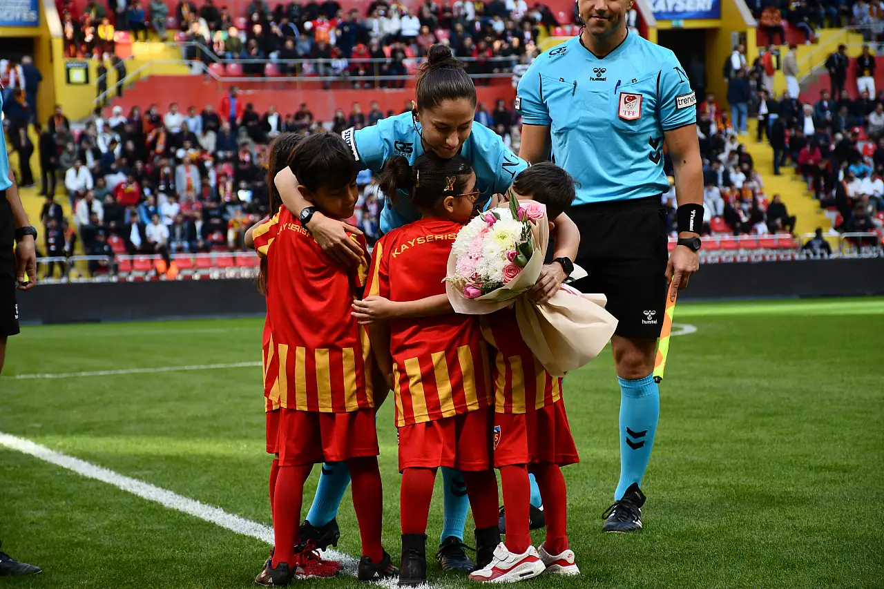 Kayserispor-Batman Petrolspor maçının kadın hakemi 'cezalandırıldı' iddiası!