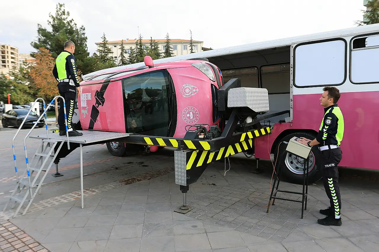 Kayseri'de güvenli sürüş eğitiminde dikkat çeken deneyim! Takla atan araçta bunu yaşadılar