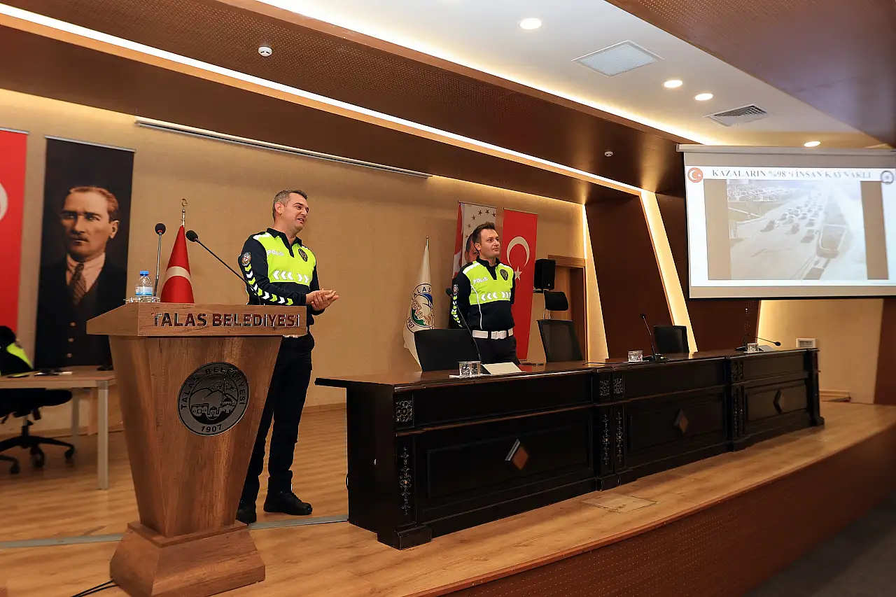 Kayseri'de güvenli sürüş eğitiminde dikkat çeken deneyim! Takla atan araçta bunu yaşadılar