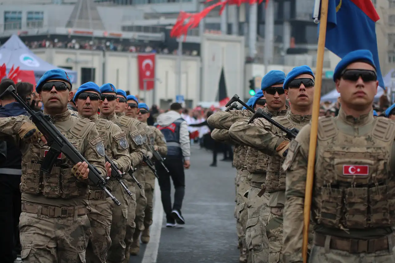Cumhuriyet Meydanı'nda 29 Ekim kutlamalarına damga vuran gösteri!