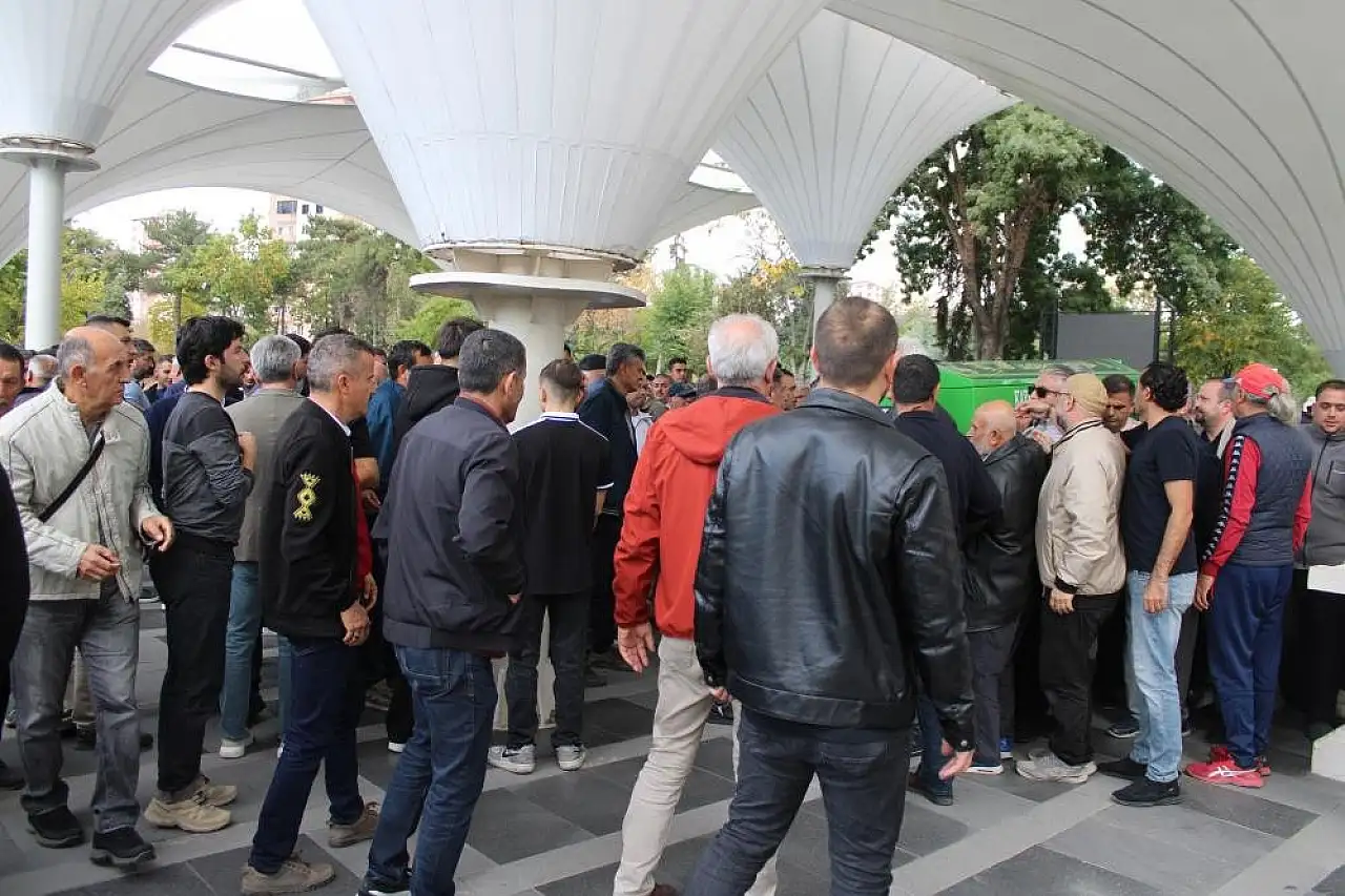Ceviz ağacından düşmüştü! Kayserili öğretmen son yolculuğuna uğurlandı