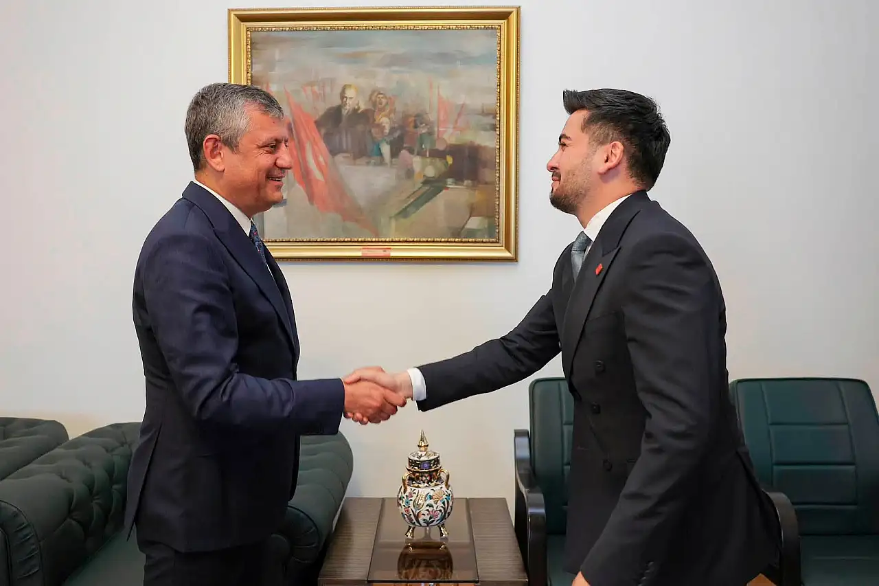 Yeni Parti Kayseri İl Başkanı saat verdi ve parti binası önüne çağırdı