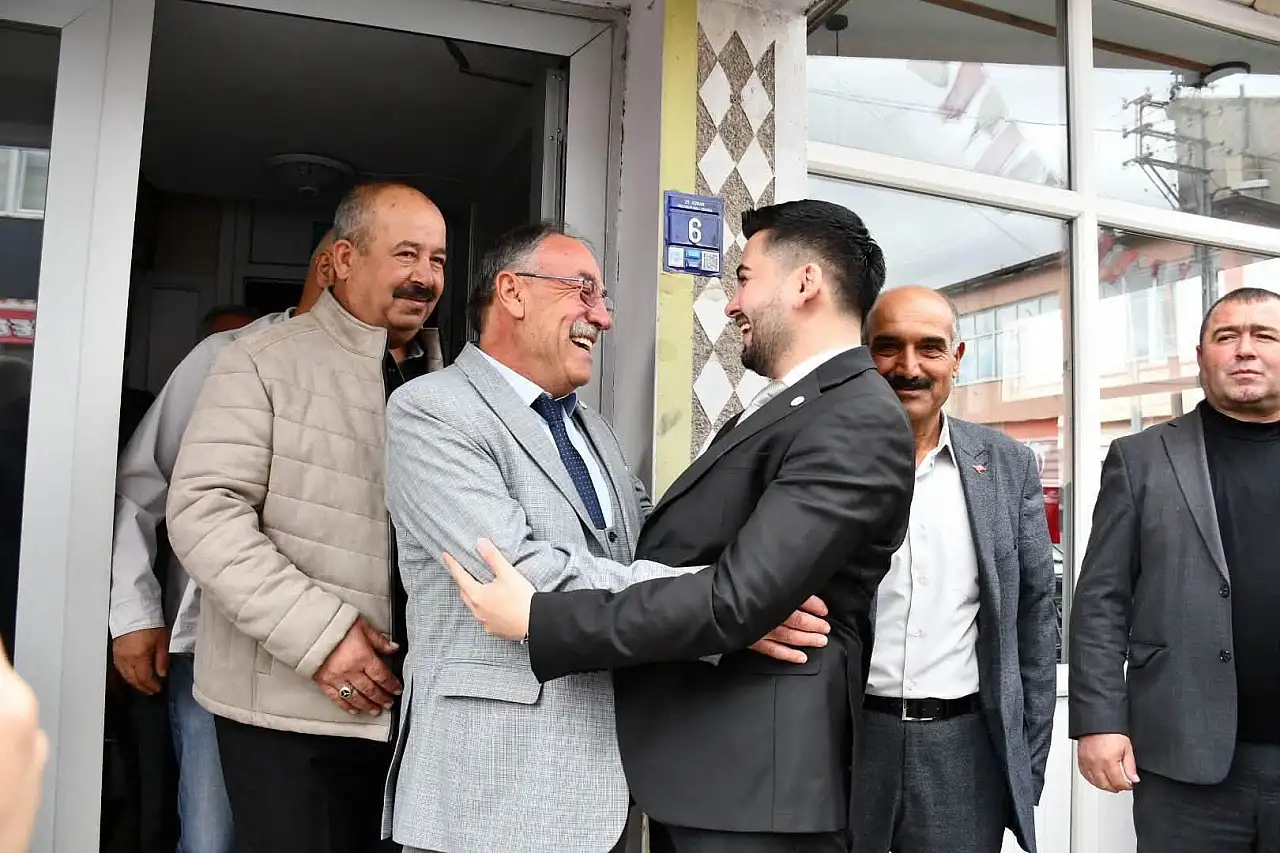 Yeni Parti Kayseri İl Başkanı saat verdi ve parti binası önüne çağırdı