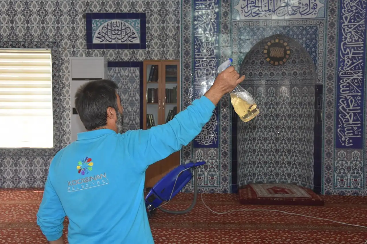 Kocasinan'da Camiler gül suyuyla temizleniyor