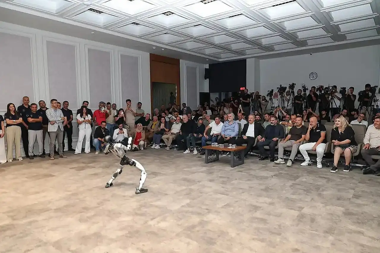 Kayseri'de şaşırtan gösteri! 'Erkilet Güzeli' türküsüne robot eşlik etti