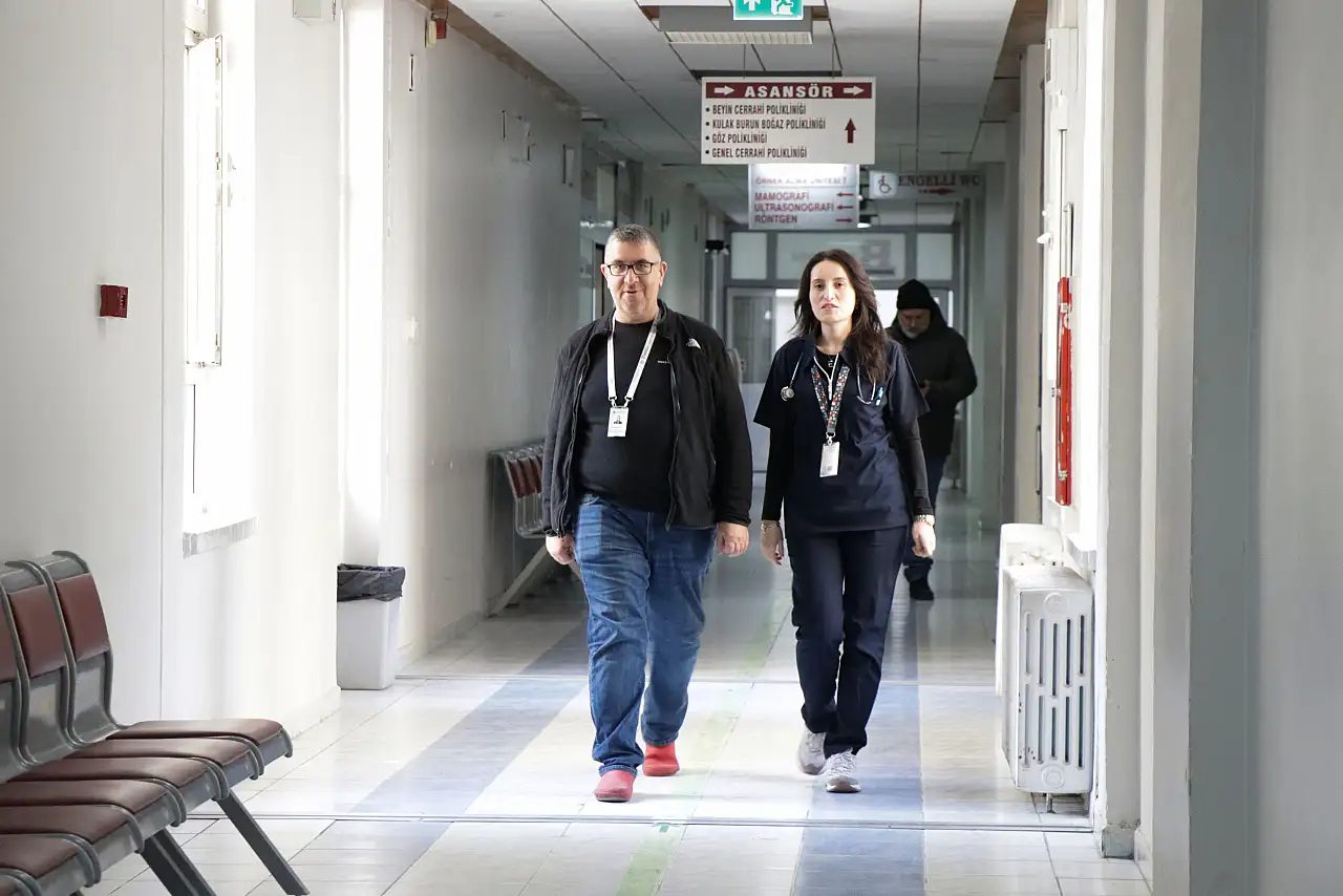 Doğumunu yaptıran doktorla aynı hastanede çalışıyor