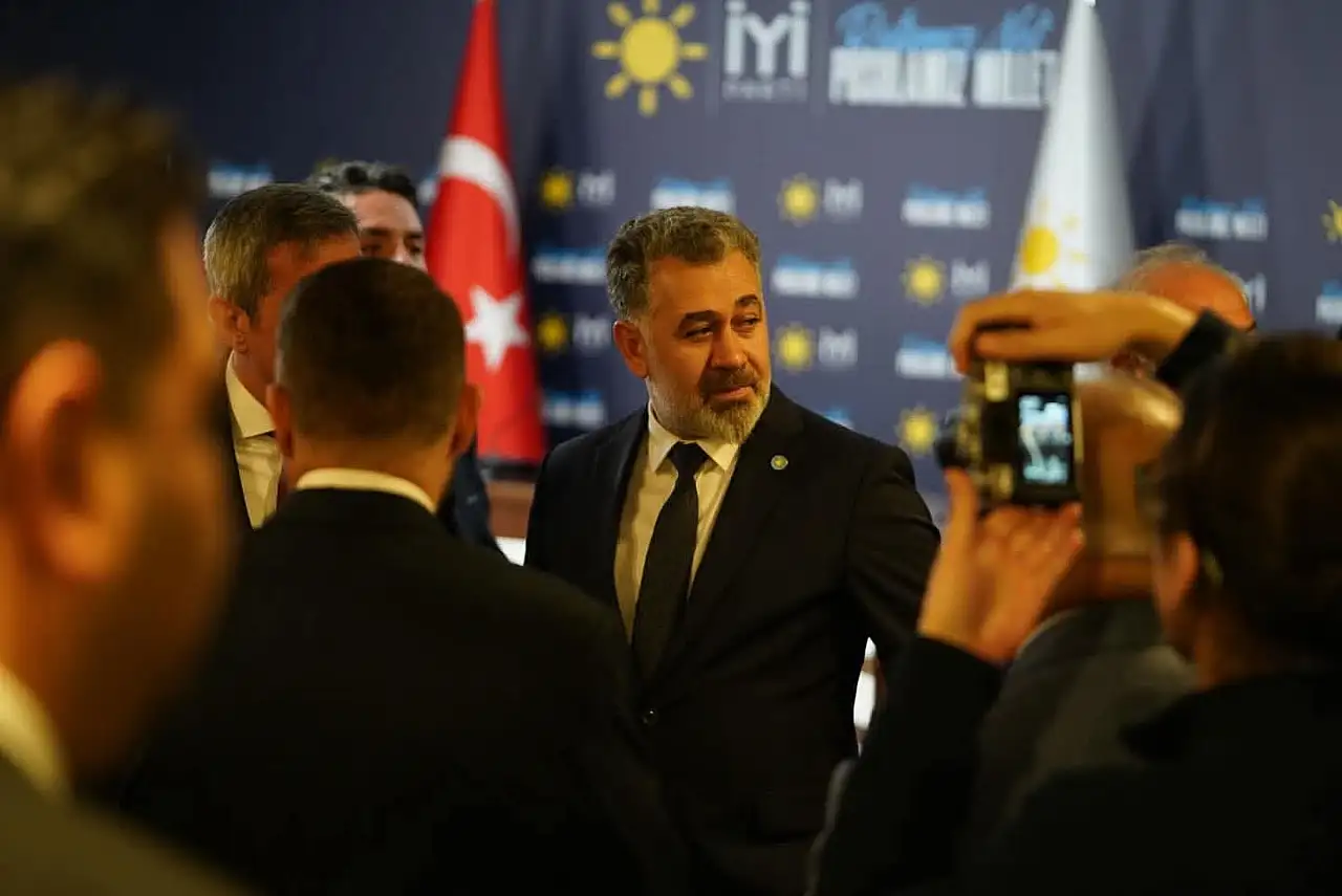 O iş adamından gece yarısı dikkat çeken mesaj: Menfaat için..!