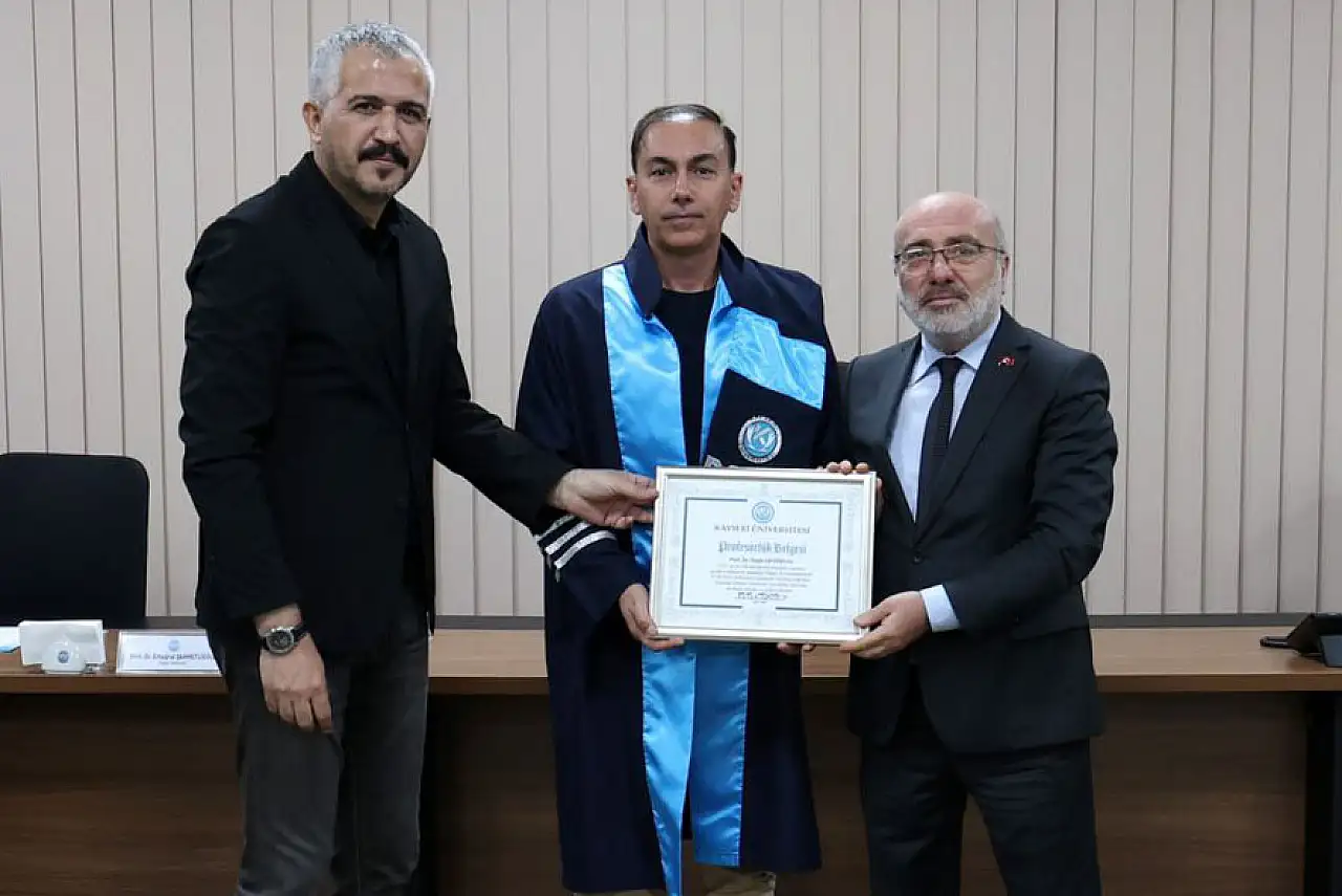 Kayseri'nin yeni profesörü cübbesini giydi