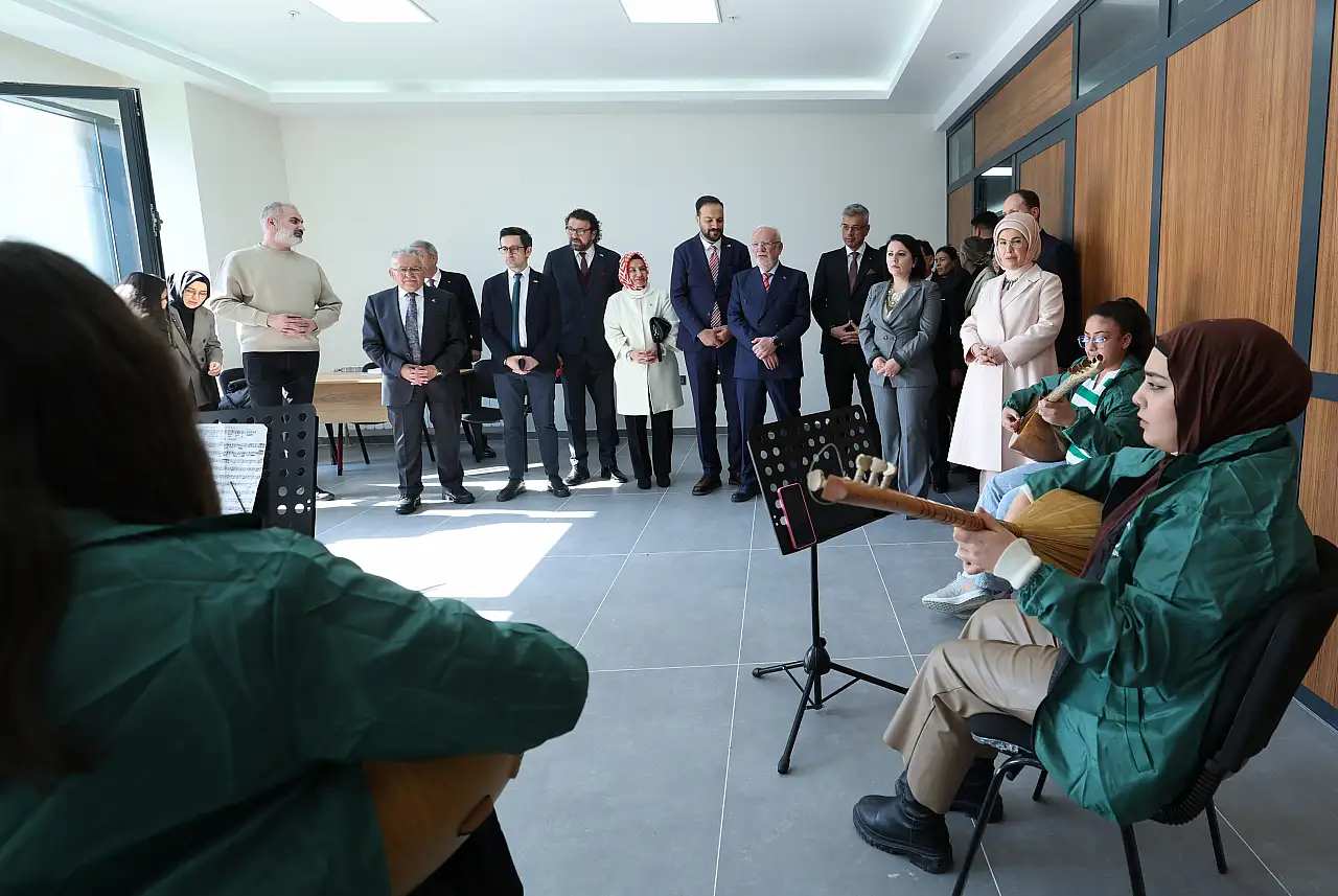 Cumhurbaşkanı'nın eşi Emine Erdoğan'dan Kayseri'deki merkeze övdü