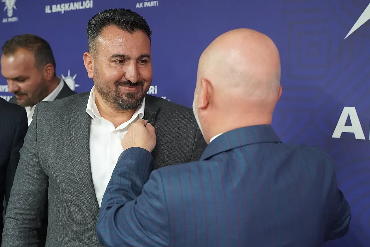 Kayseri'de istifa eden Yeniden Refah Partili isimler AK Parti rozetlerini taktı