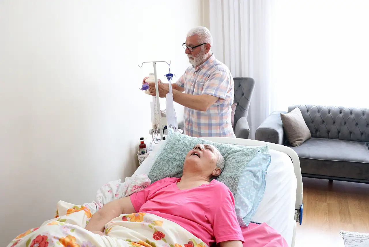 Kayseri'de bir vefa hikayesi: Yatalak eşine bebek gibi bakıyor