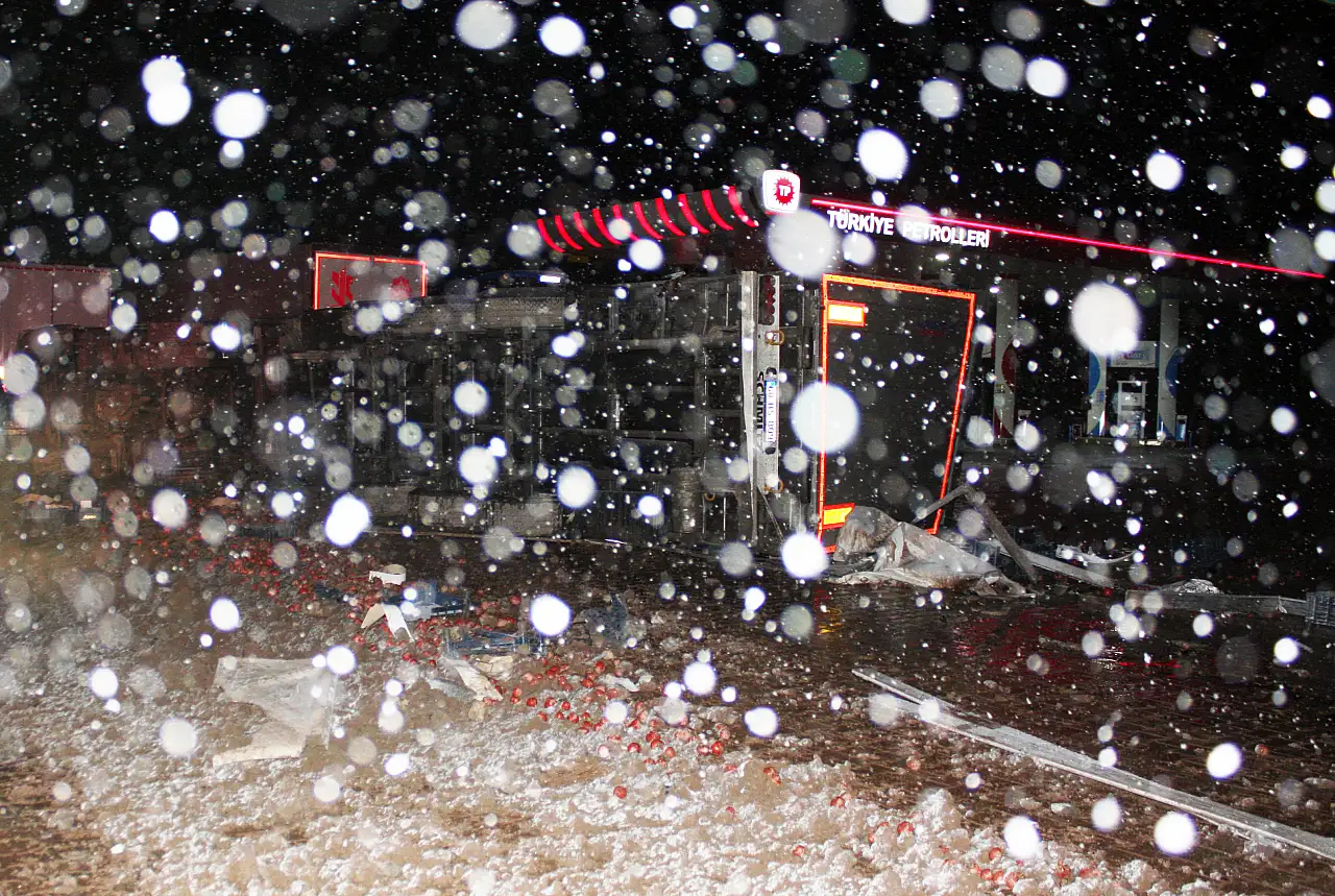 Kayseri yolunda tır devrildi