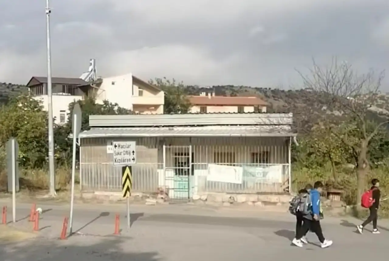 Yağmurda, soğukta okula gidiyorlar! Kayseri'de öğrencilerin ulaşım çilesi