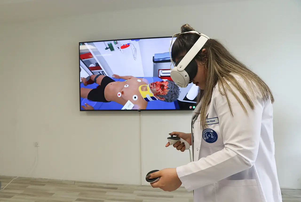 ERÜ'de sanal gözlükle ameliyat eğitimi başladı