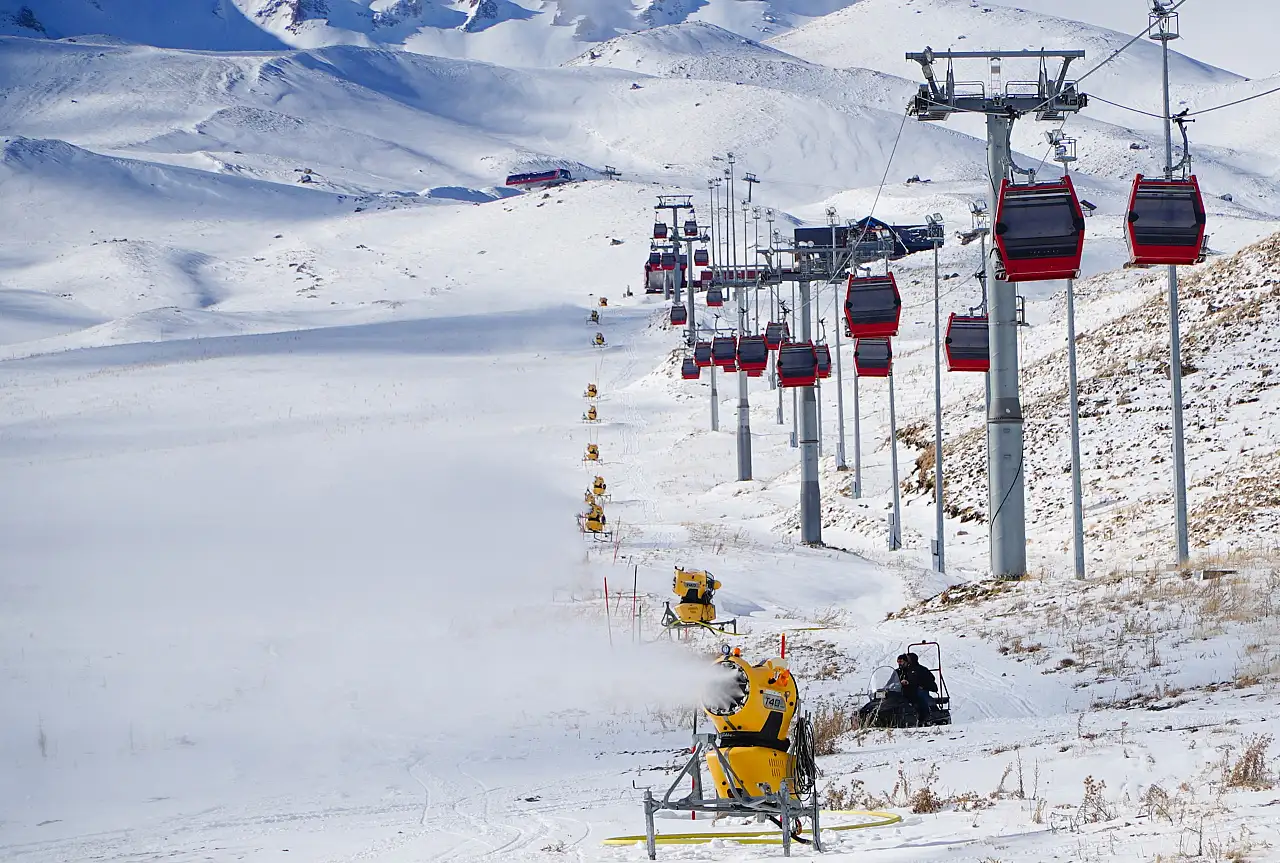 Türkiye'nin zirvesinde 24 saat kar mesaisi