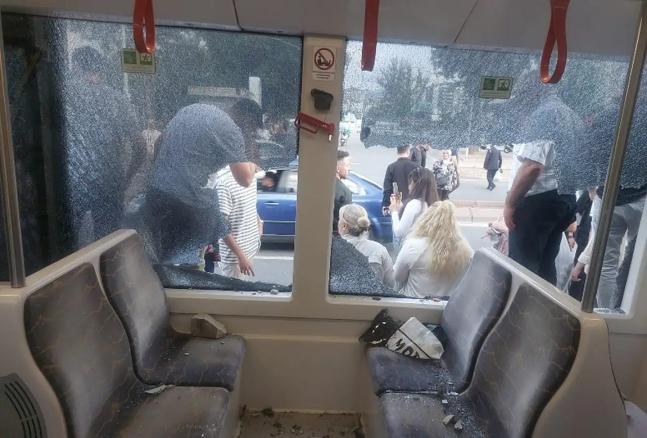 Kayseri'de kaza! Fırlayan taş tramvayın camını tuzla buz etti!