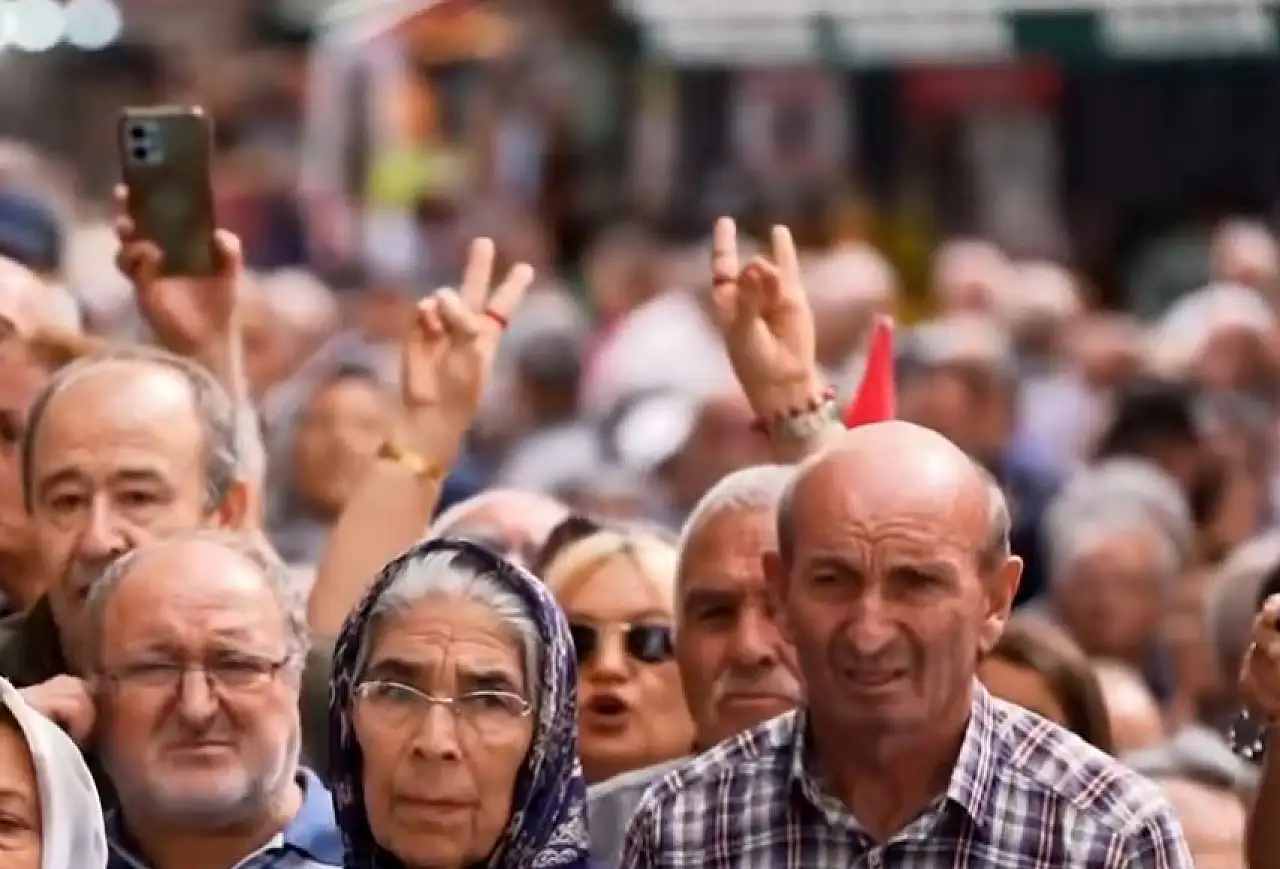 YENİ Parti Lideri Özgür Özel'in Kayseri ziyaretinde dikkat çeken işaret!