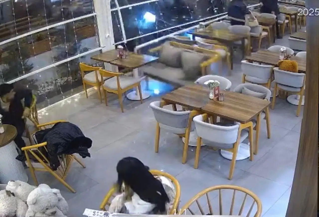 Kayseri otomobil kafenin içine daldı!