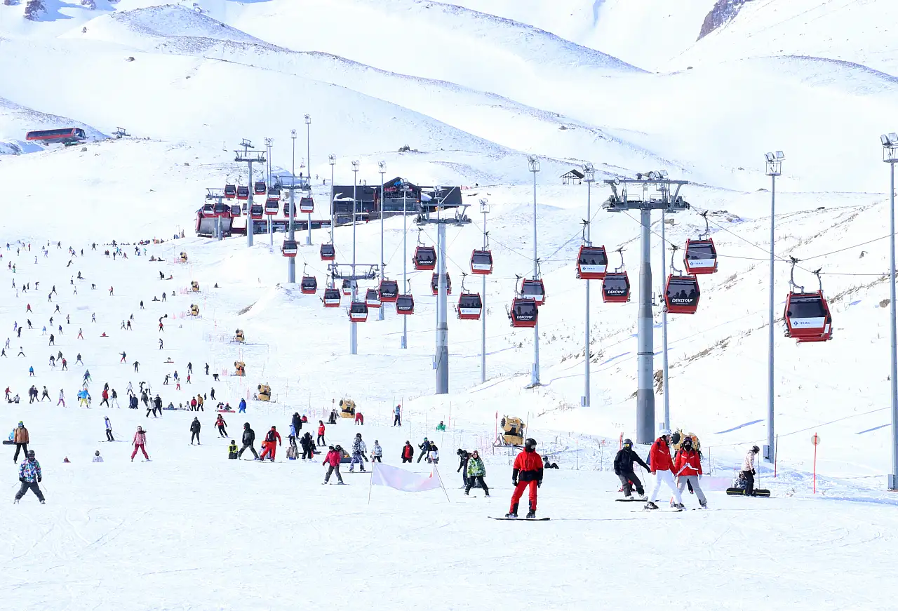 Erciyes'te güneşli havada kayak keyfi! Dolup taştı