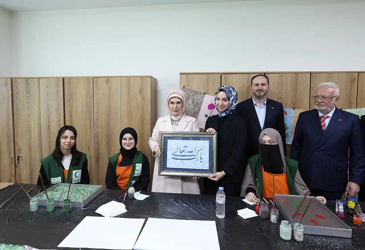 Cumhurbaşkanı'nın eşi Emine Erdoğan'dan Kayseri'deki merkeze övdü