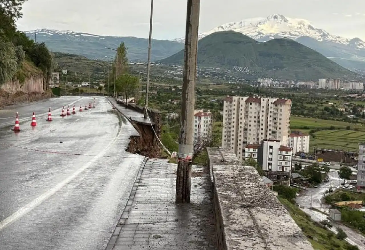 Kayseri'de sağanak yağış 10 metrelik istinat duvarını yıktı