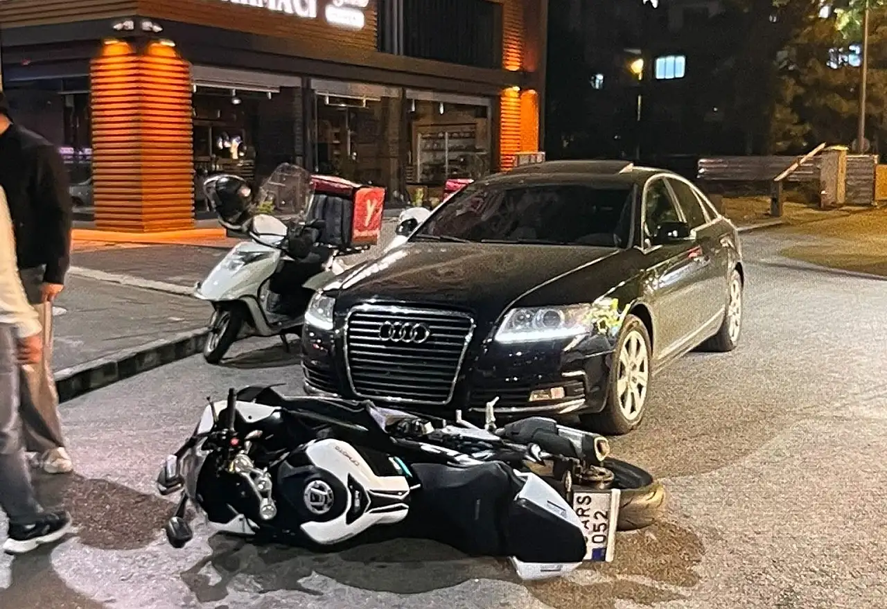 Kayseri'de ilginç kaza! Kendisine yol veren otomobile çarptı... O anlar kamerada