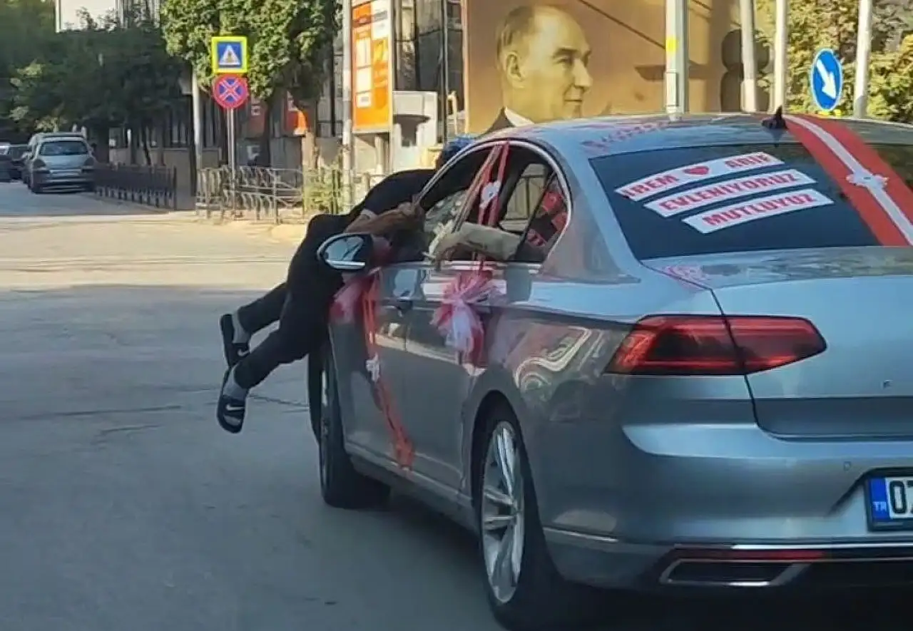 Gelin aracından verilen parayı beğenmeyince kaputta yolculuk yaptı