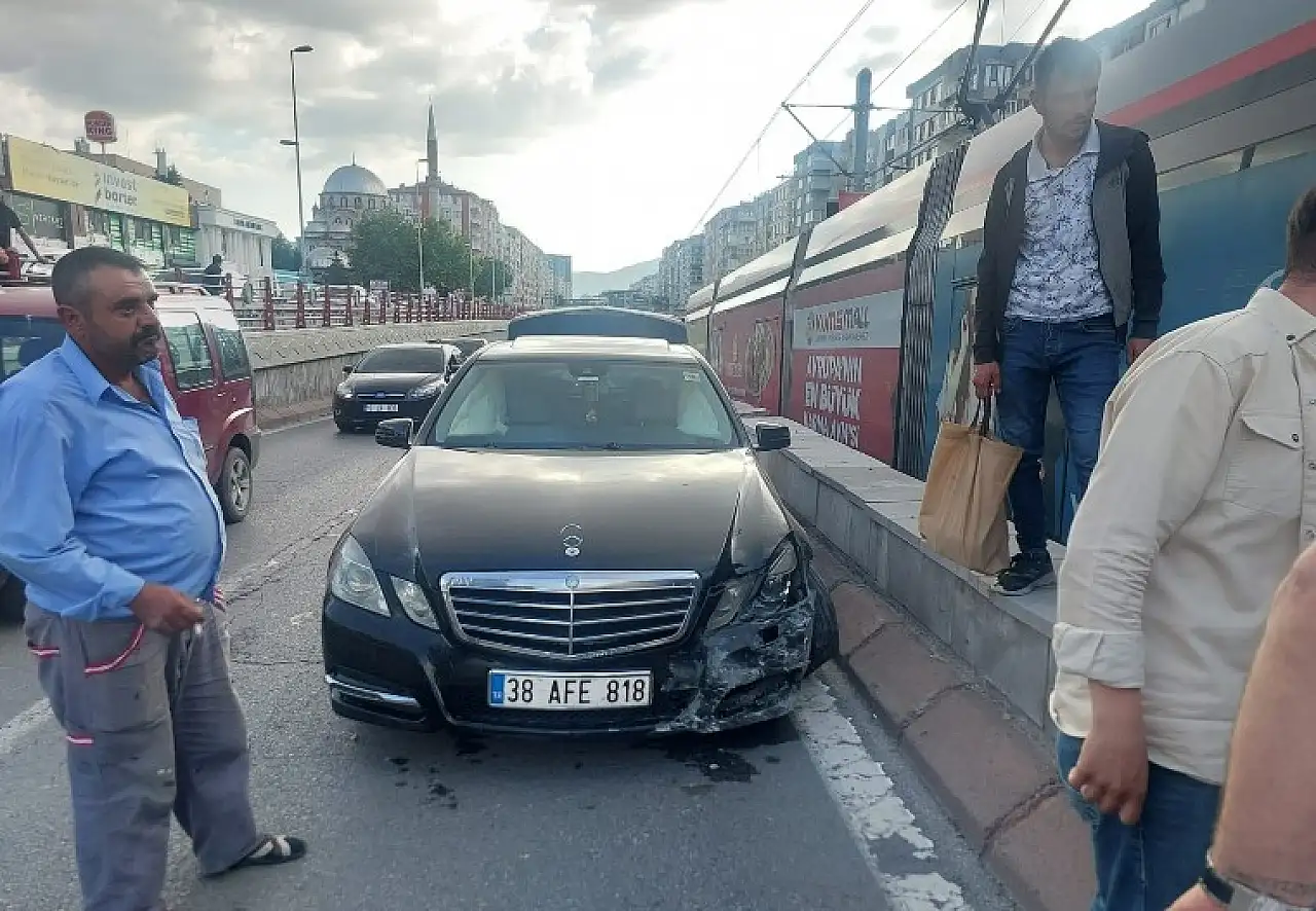 Kayseri'de kaza! Otomobil bariyere çarptı: Fırlayan taş tramvayın camını tuzla buz etti!