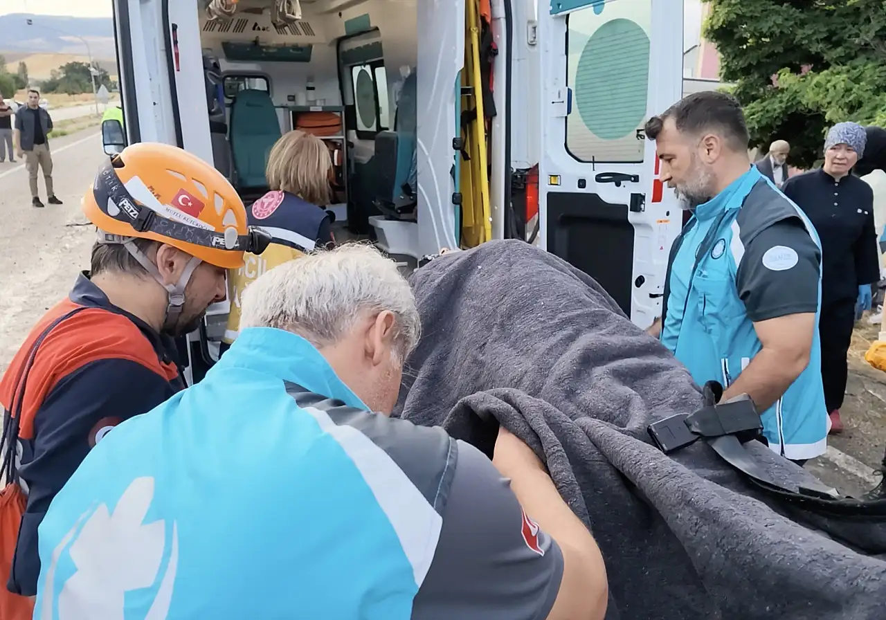 Kayseri yolunda can pazarı! Yolcu otobüsü devrildi, çok sayıda yaralı var