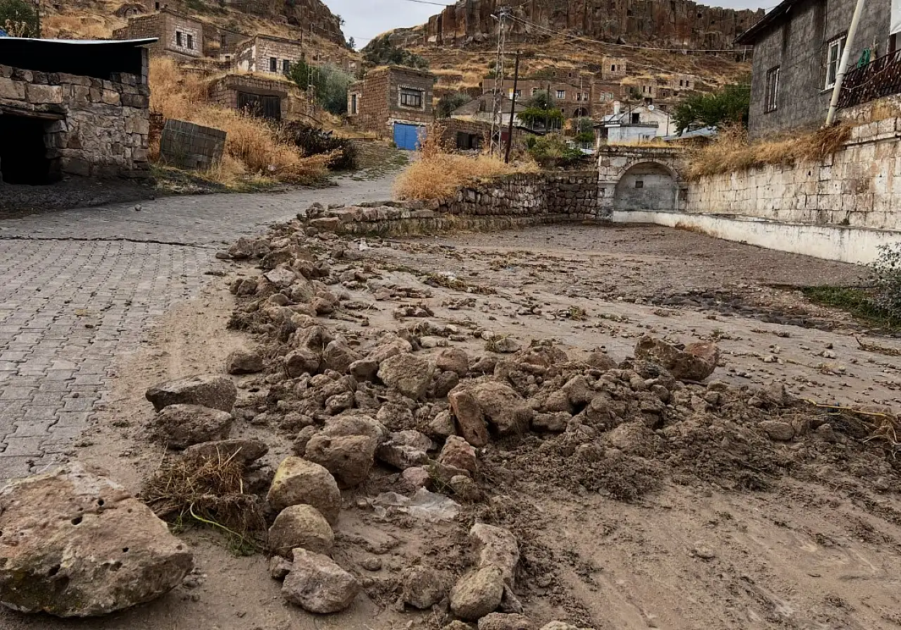 Kayseri'de sağanak sonrası sel: Belediye ekipleri alarma geçti