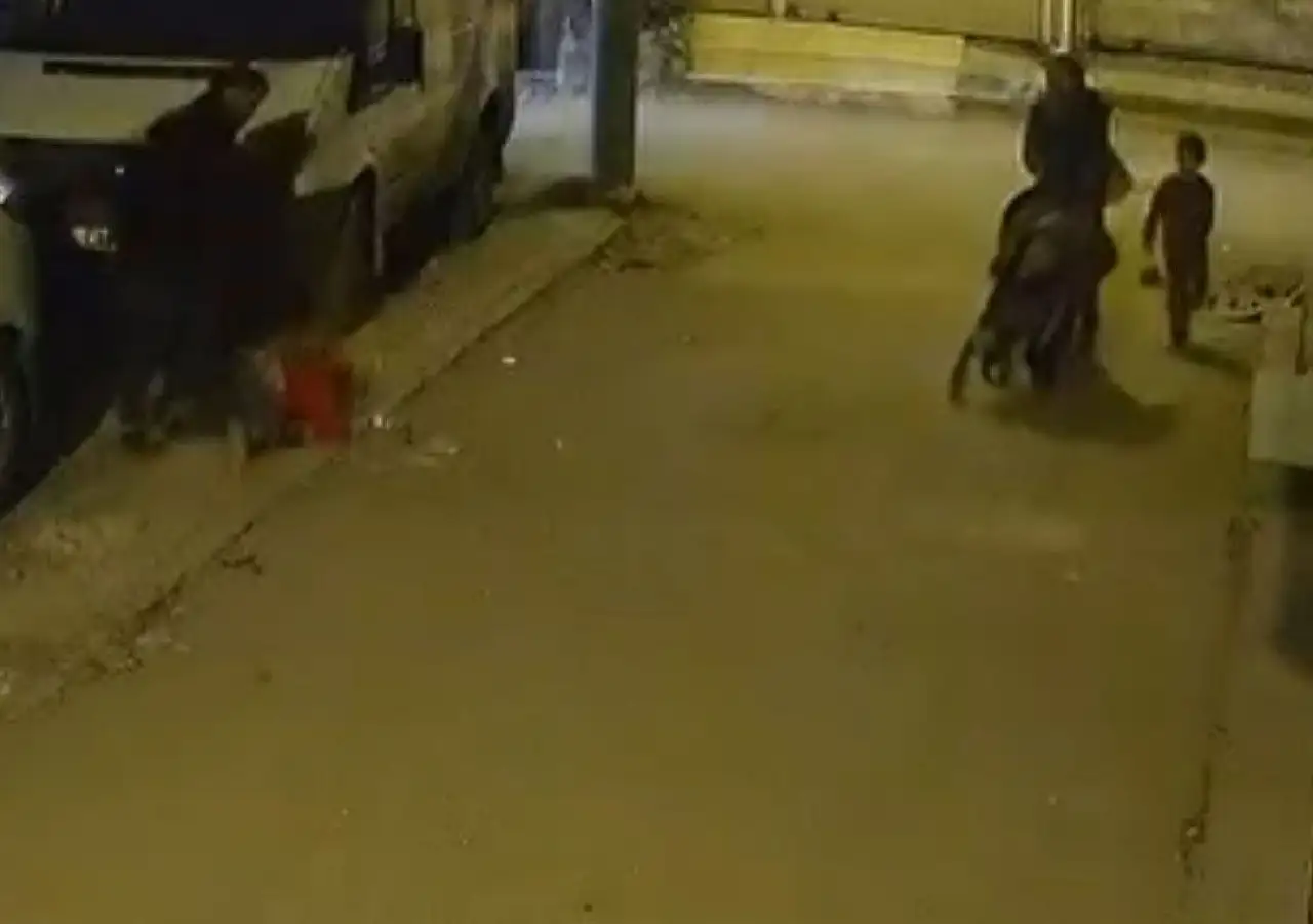 Çocuğun kafasını arabaya vurup yere fırlatan şahıs yoluna devam etti!