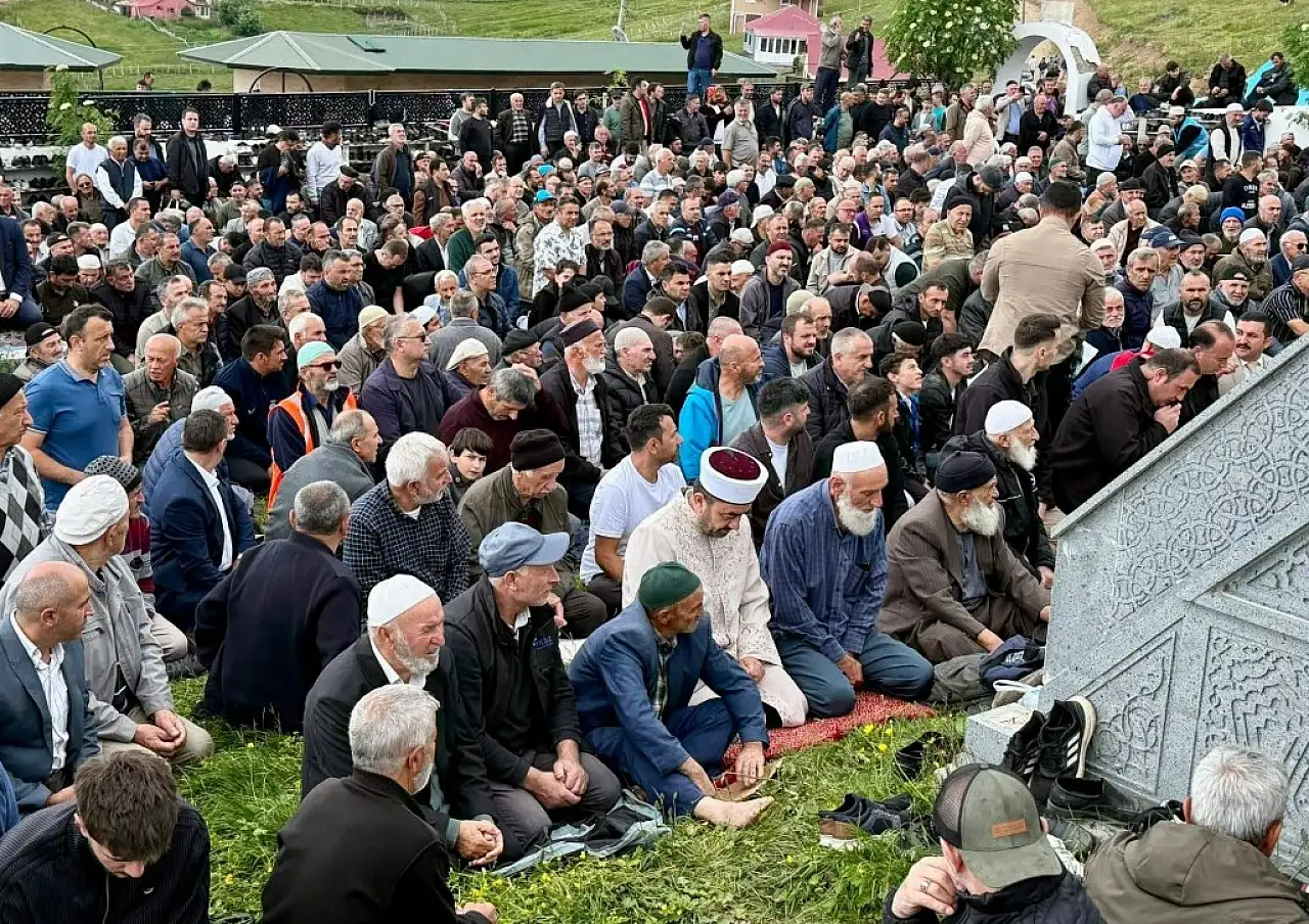 Fatih Sultan Mehmet'in cuma namazı kıldığı camide hutbeyi Müftü Ayvaz okudu