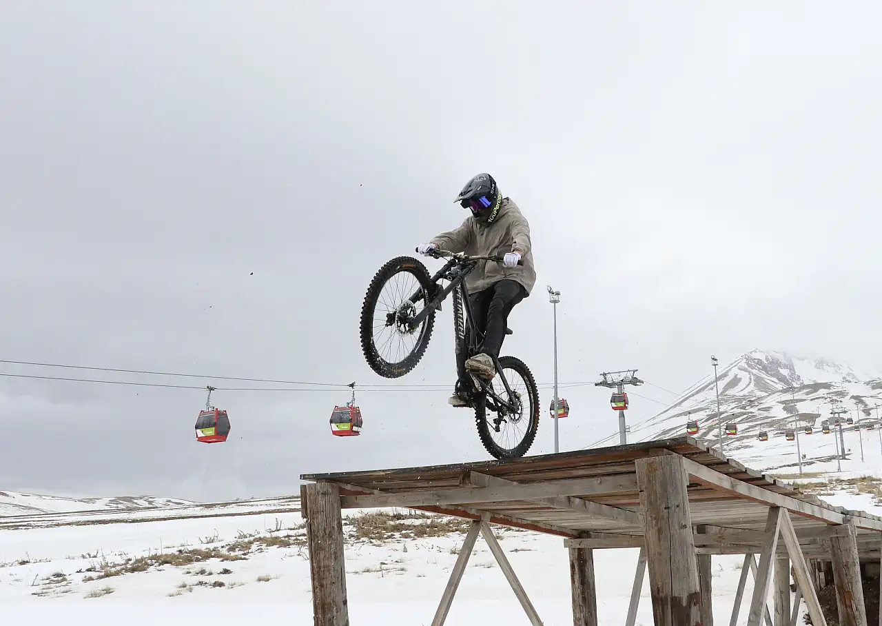 Erciyes'te downhill heyecanı