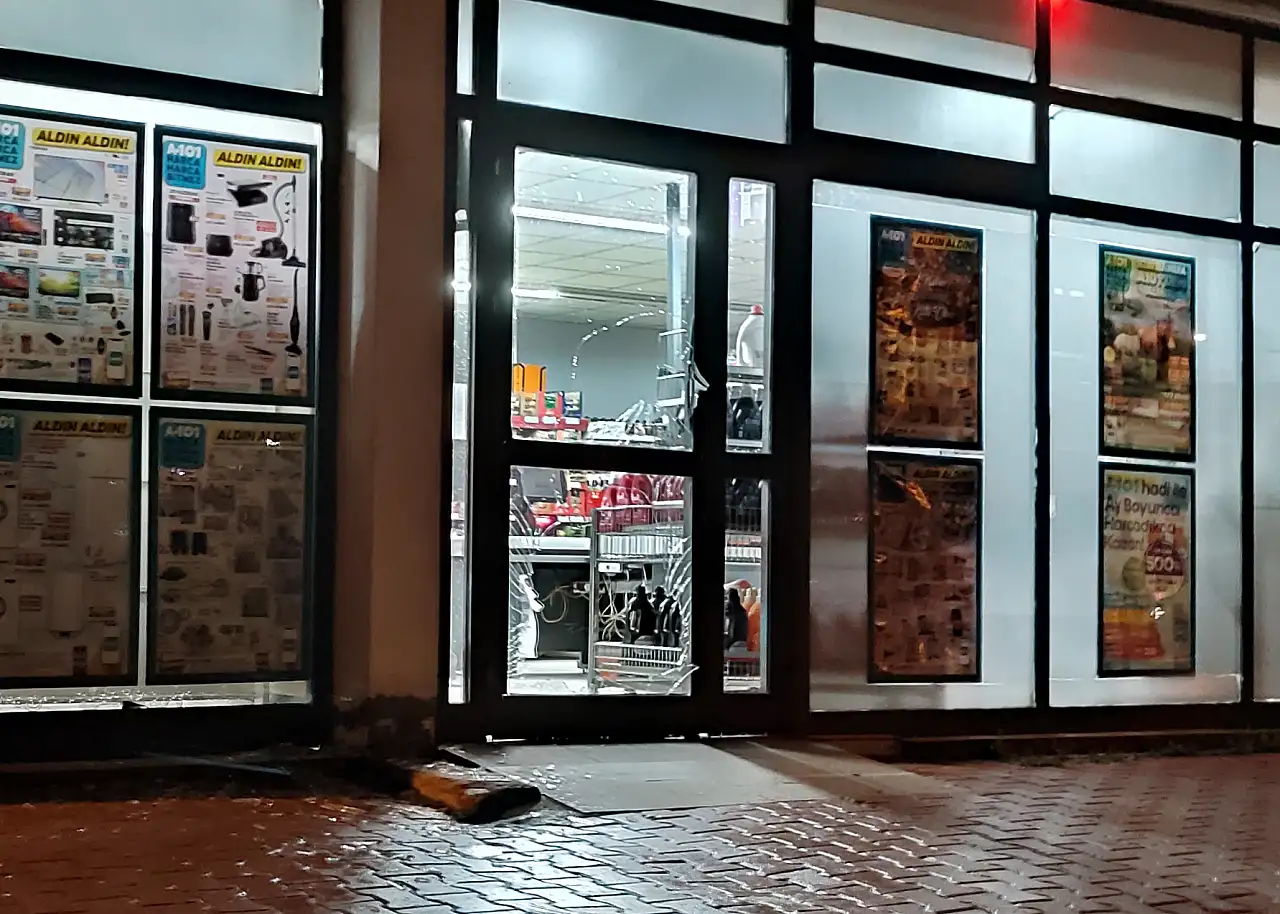 Kayseri'nin o ilçesinde rüzgar ağaçları kökünden söktü!